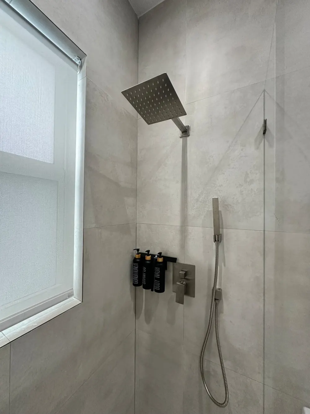 JH Residence, Guest Bath, Miami, Florida: bathroom photo 6 by DALOP Design