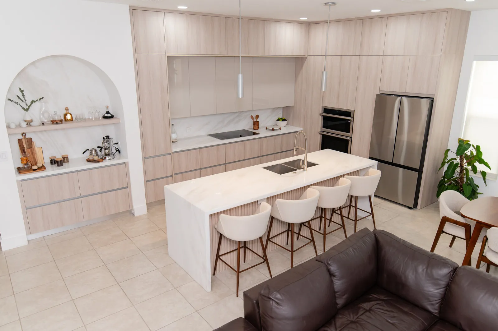 JH Residence, Kitchen Remodel, Miami, Florida: kitchen photo 5 by DALOP Design