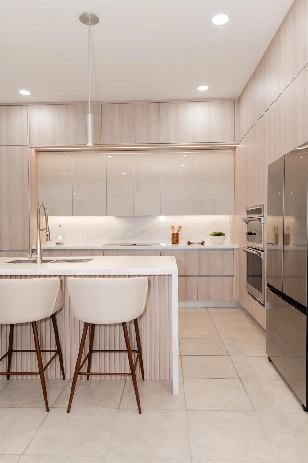 JH Residence, Kitchen Remodel, Miami, Florida: kitchen photo 7 by DALOP Design
