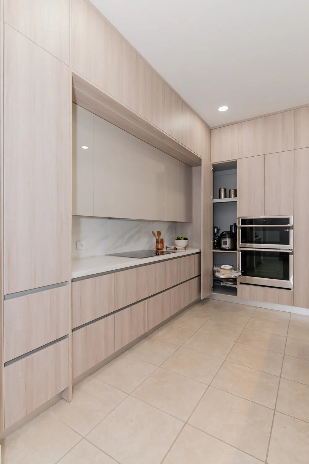 JH Residence, Kitchen Remodel, Miami, Florida: kitchen photo 16 by DALOP Design