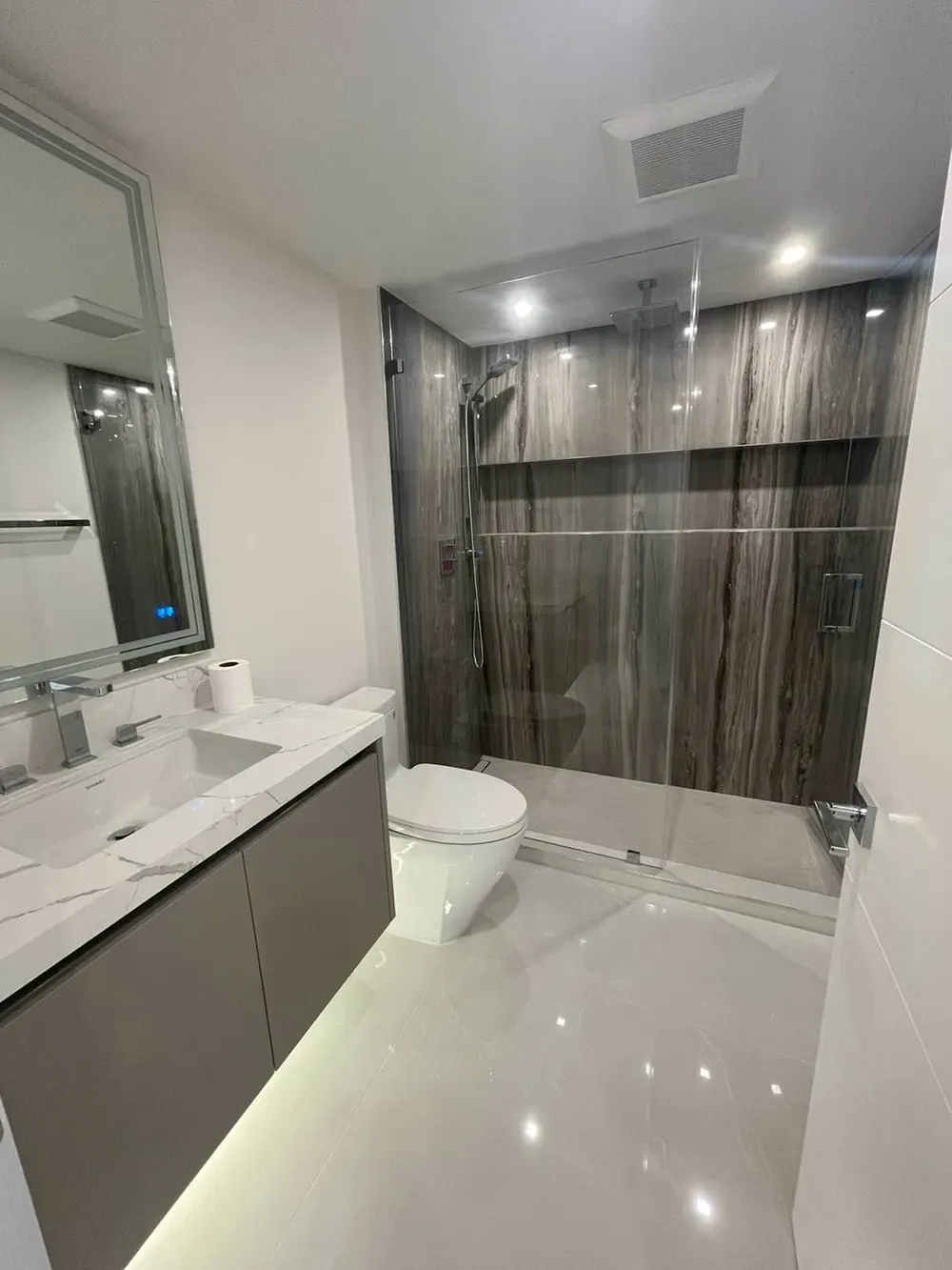 V Residence, Bathroom Remodel, Miami, Florida: bathroom photo 2 by DALOP Design